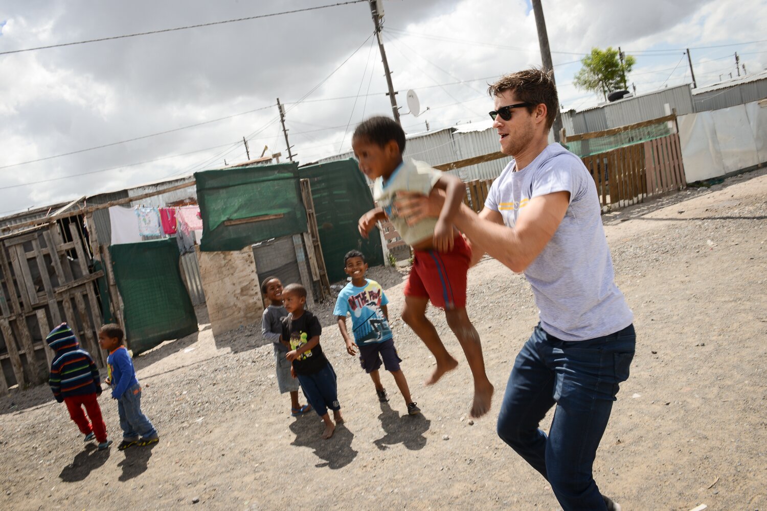 Theo Bos playing with the kids in Blikkiesdorp